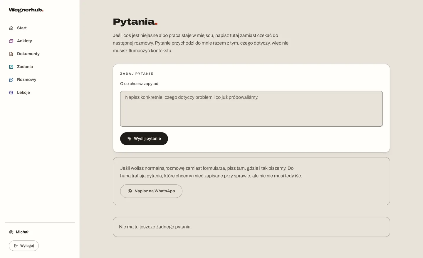 Pytania w Wegnerhubie: pole na pytanie i przycisk „Napisz na WhatsApp”